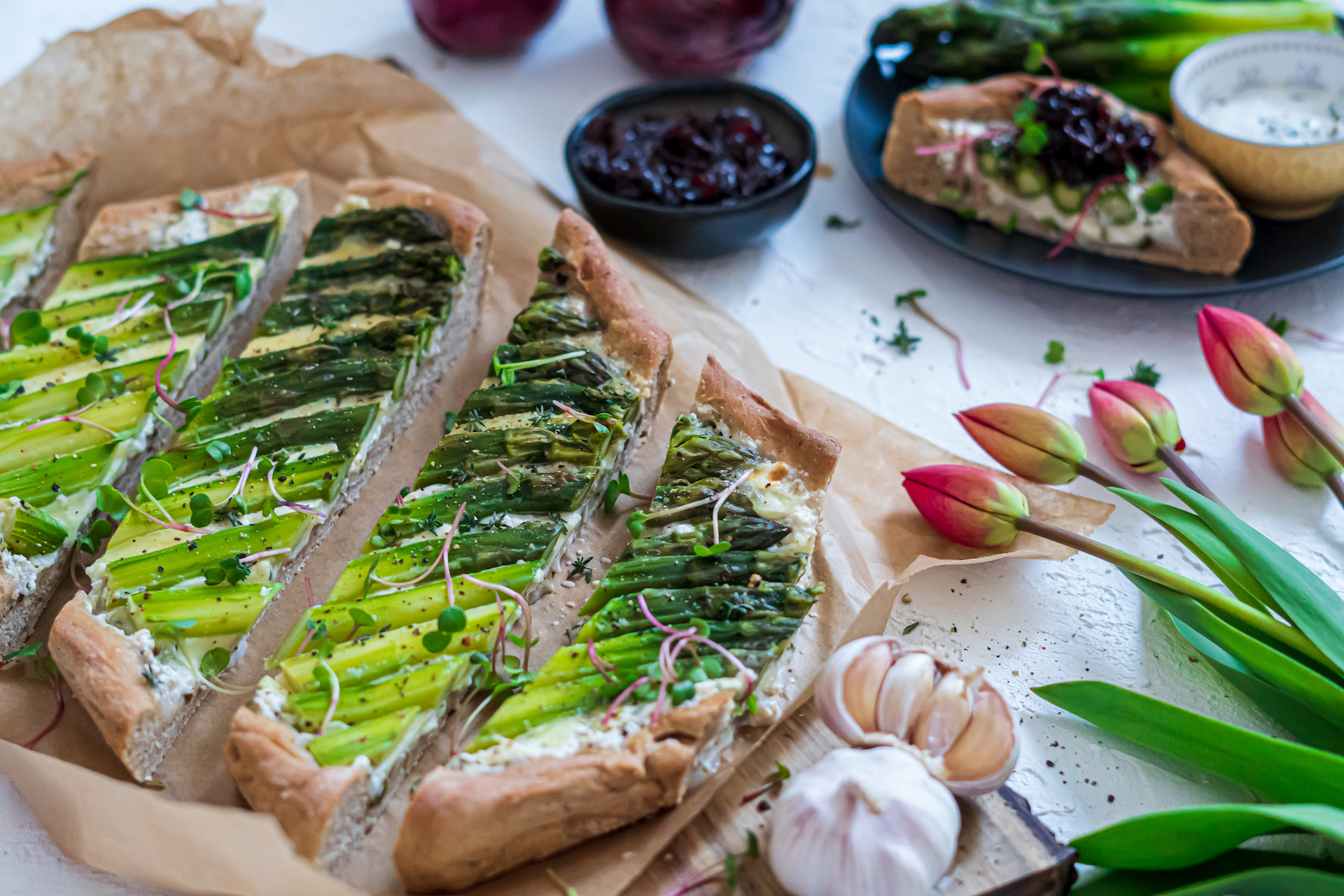 Špargľový koláč s mozarellou a cibuľovým chutney, Špargľový koláč s mozzarellou a cibuľovým chutney