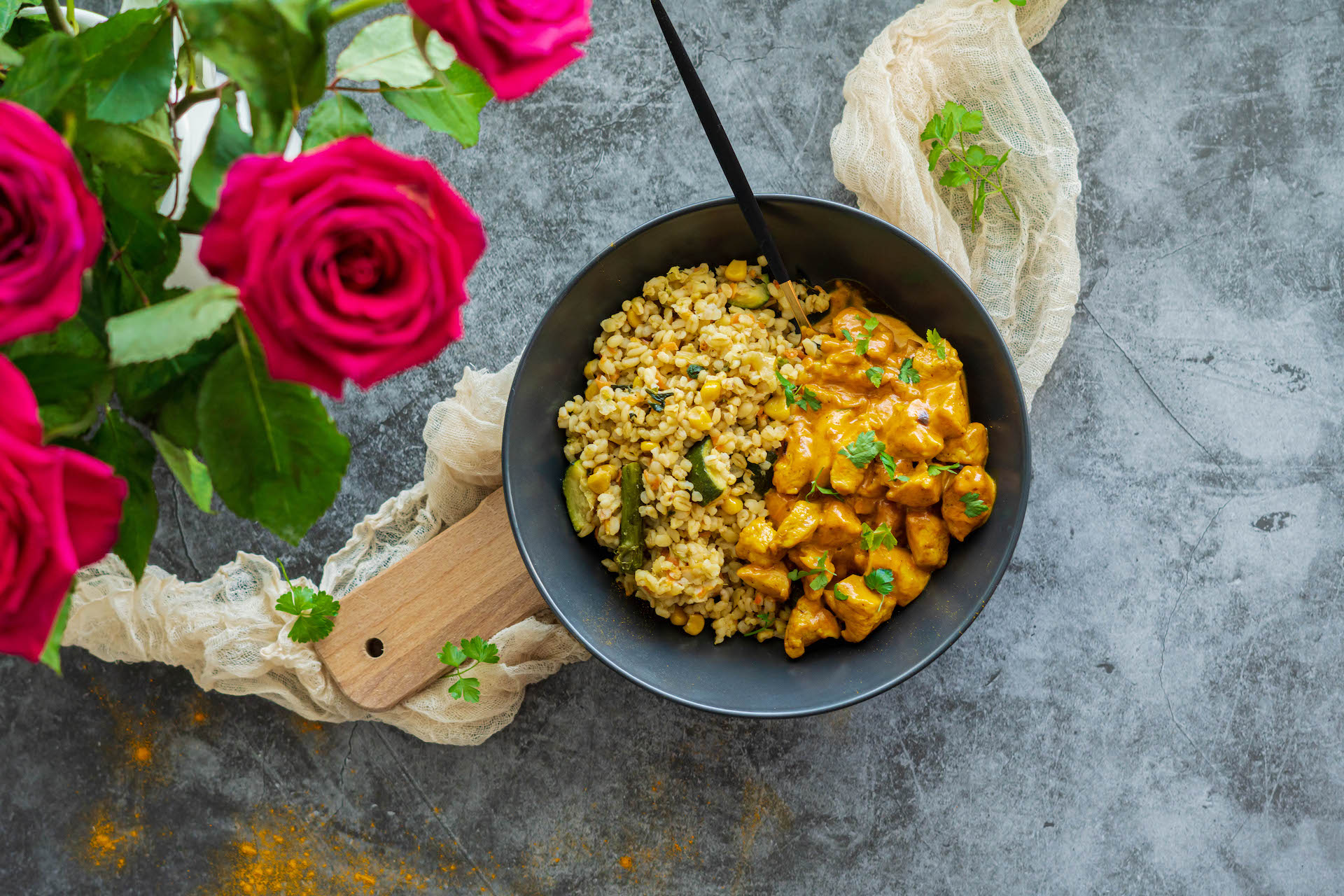 Zeleninový bulgur s kuracím mäsom na kurkumovej omáčke, Zeleninový bulgur s kuracím mäsom na kurkumovej omáčke