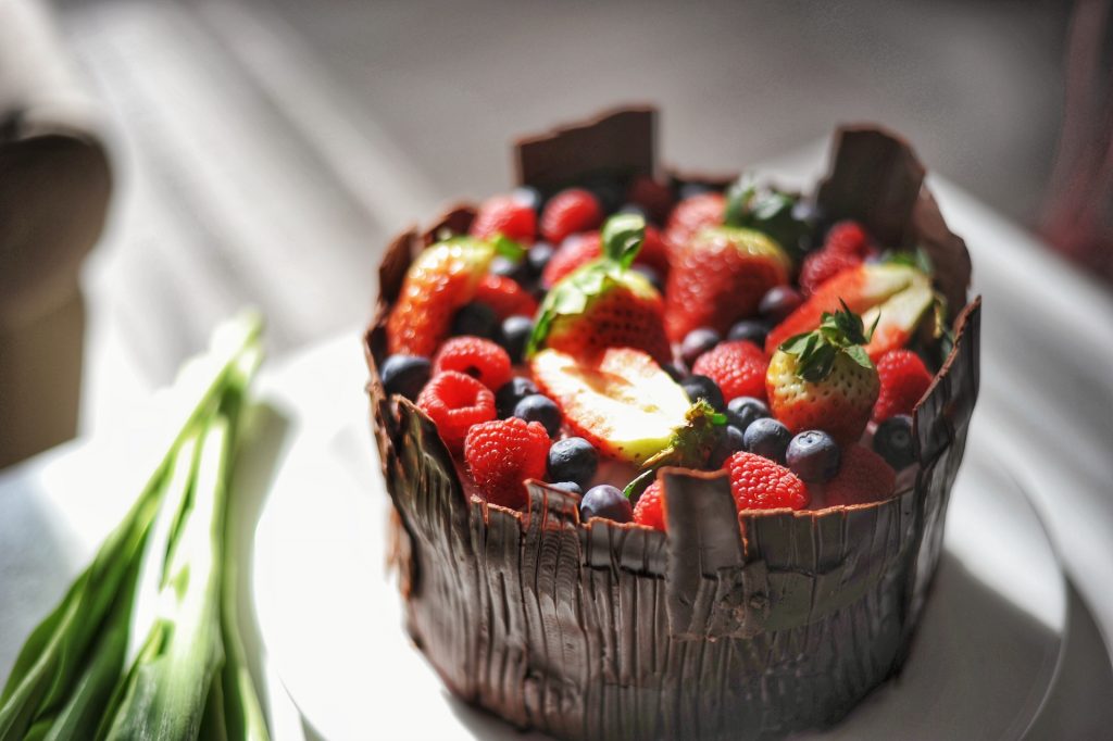 Torta s mascarpone, Malinová torta s mascarpone plnkou, čokoládou a čerstvým ovocím