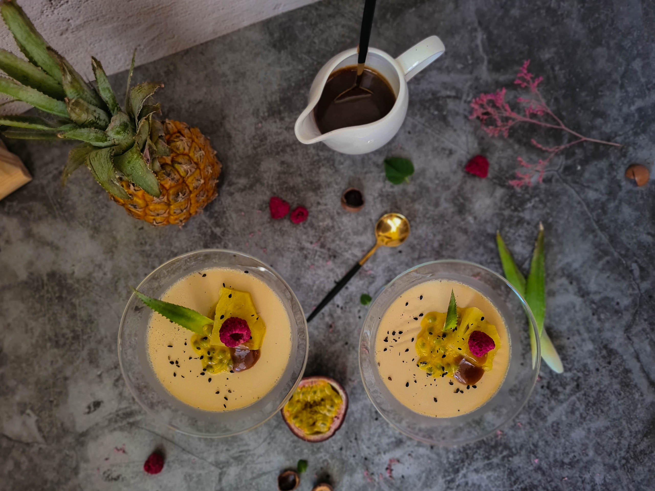 recept panna cotta, Panna Cotta s karamelovou omáčkou a čerstvým ovocím
