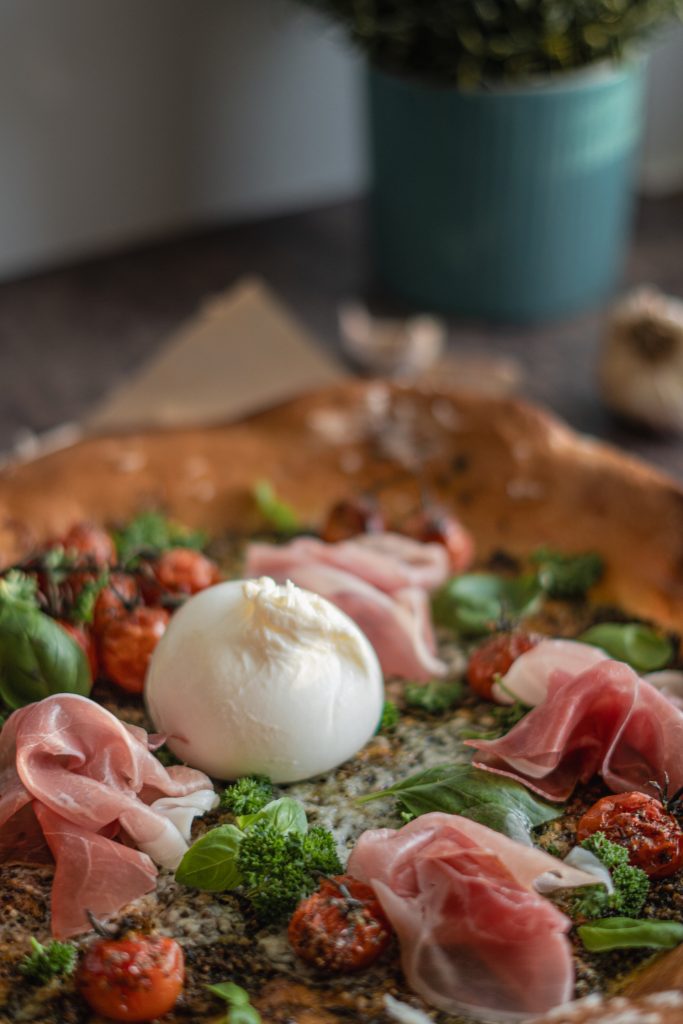 Burrata pizza s pečenými paradajkami, Burrata pizza s pečenými paradajkami, prosciuttom a petržlenovým pestom