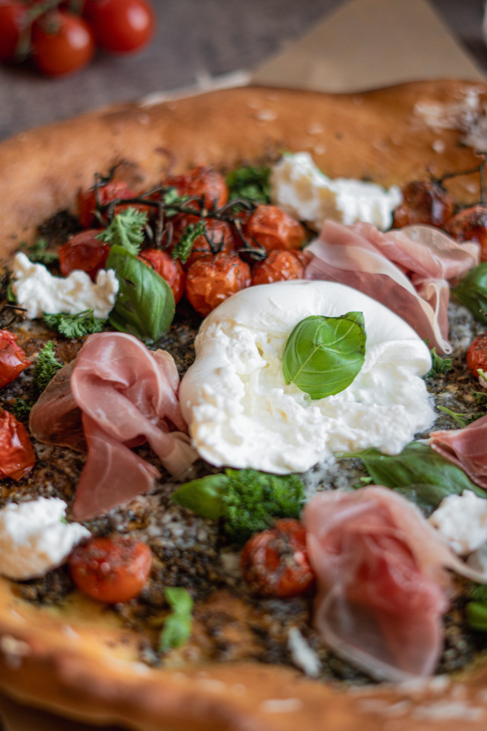 Burrata pizza s pečenými paradajkami, Burrata pizza s pečenými paradajkami, prosciuttom a petržlenovým pestom