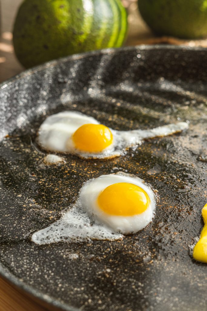 Avokádový toast s ricottovým krémom, Avokádový toast s ricottovým krémom, prepeličími vajíčkami a chrumkavou slaninou