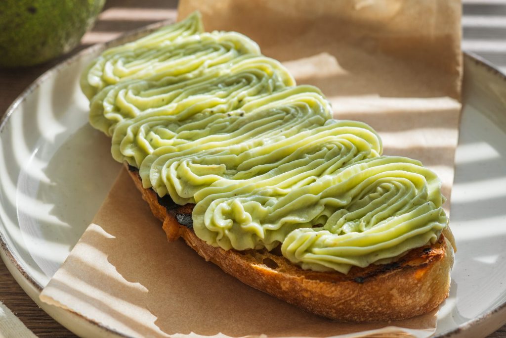 Avokádový toast s ricottovým krémom, Avokádový toast s ricottovým krémom, prepeličími vajíčkami a chrumkavou slaninou
