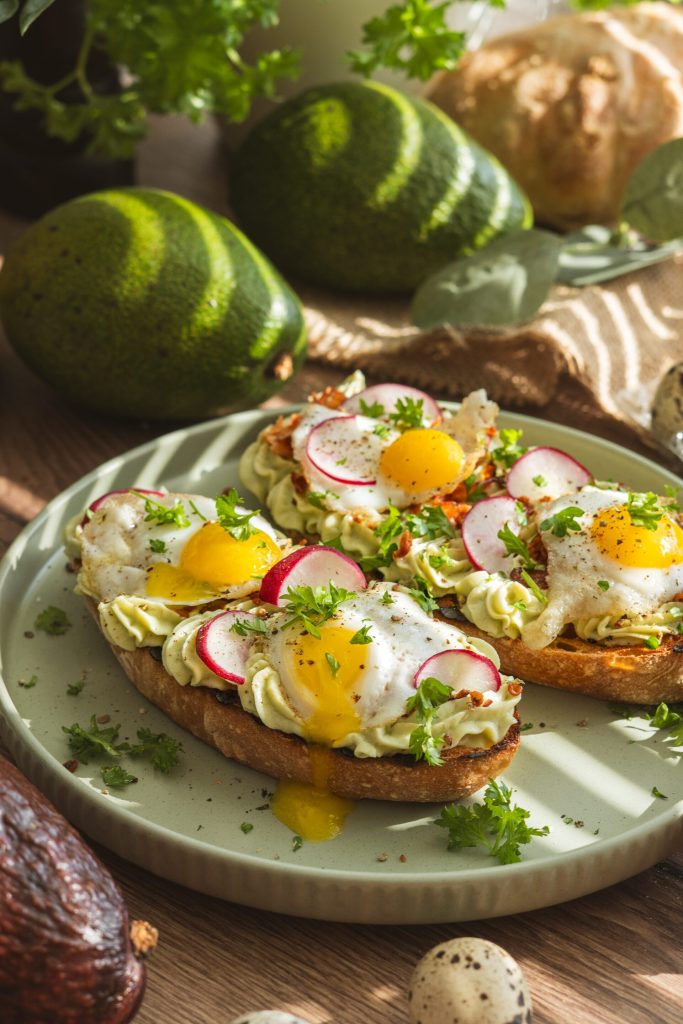 Avokádový toast s ricottovým krémom, Avokádový toast s ricottovým krémom, prepeličími vajíčkami a chrumkavou slaninou