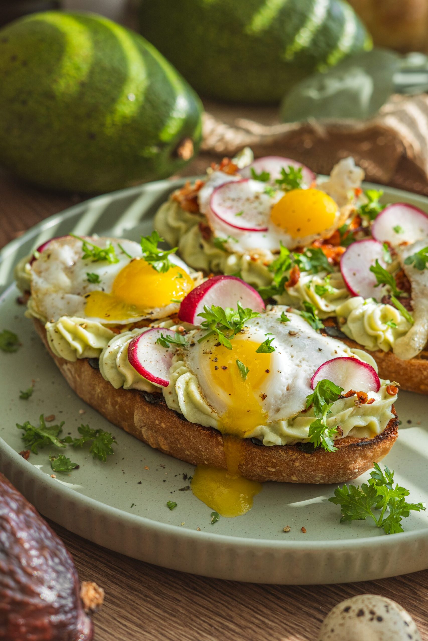 Avokádový toast s ricottovým krémom, Avokádový toast s ricottovým krémom, prepeličími vajíčkami a chrumkavou slaninou