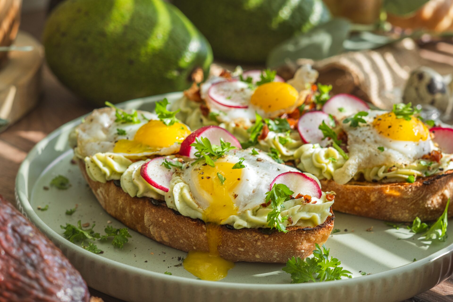 Avokádový toast s ricottovým krémom, Avokádový toast s ricottovým krémom, prepeličími vajíčkami a chrumkavou slaninou