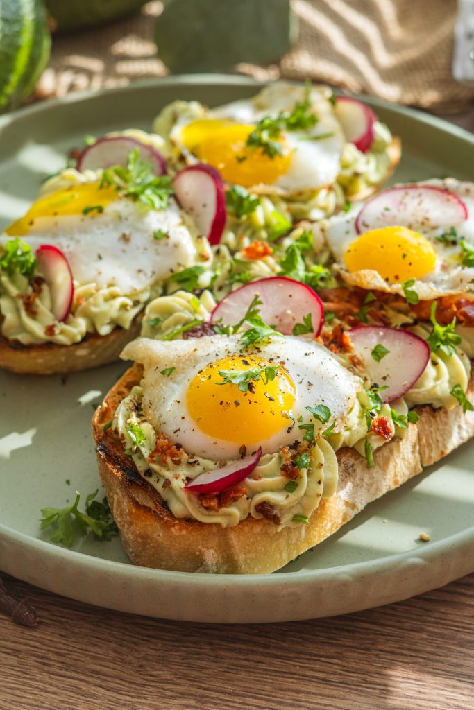 Avokádový toast s ricottovým krémom, Avokádový toast s ricottovým krémom, prepeličími vajíčkami a chrumkavou slaninou
