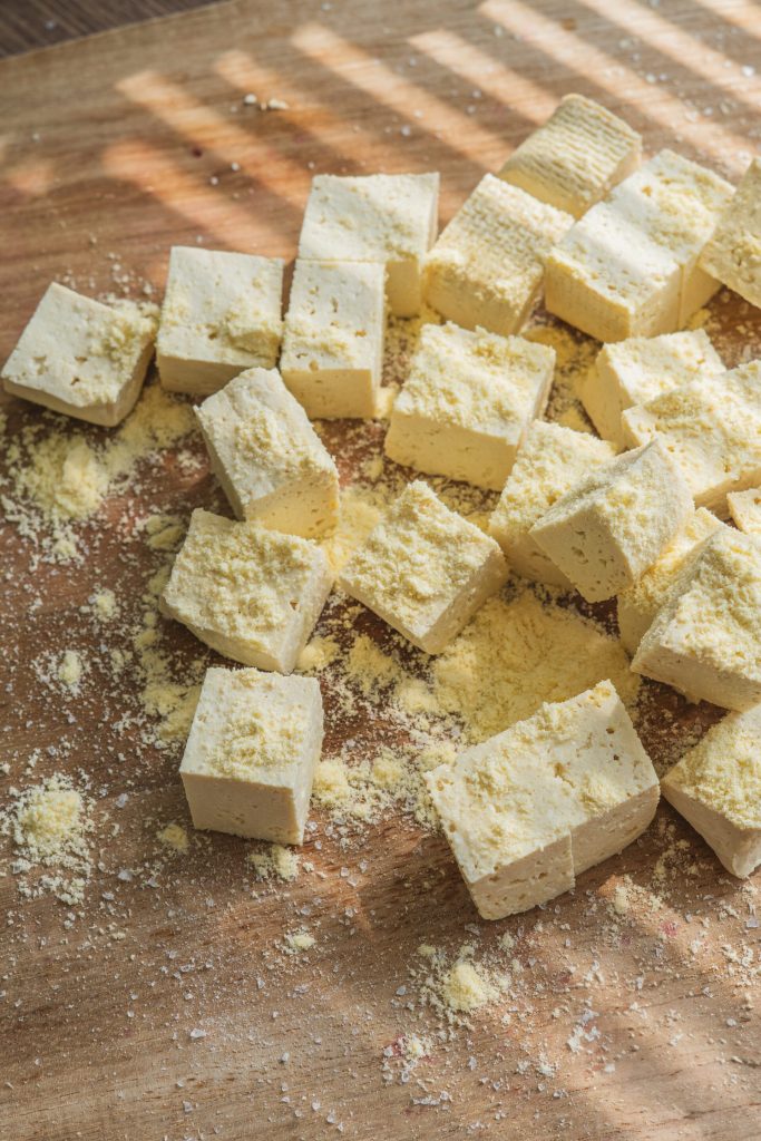 Listový šalát s nektarinkou a rebarborou, Listový šalát s tofu/balkánskym syrom, nektarinkou a rebarborou
