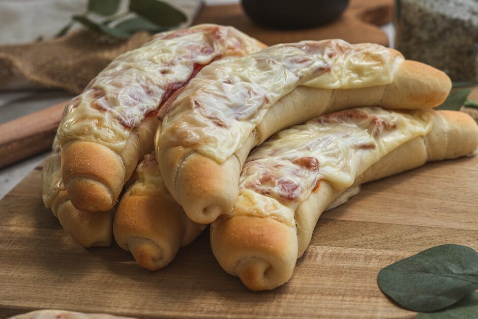 Anglické rožky so slaninou, syrom a kečupom - Varíme.blog
