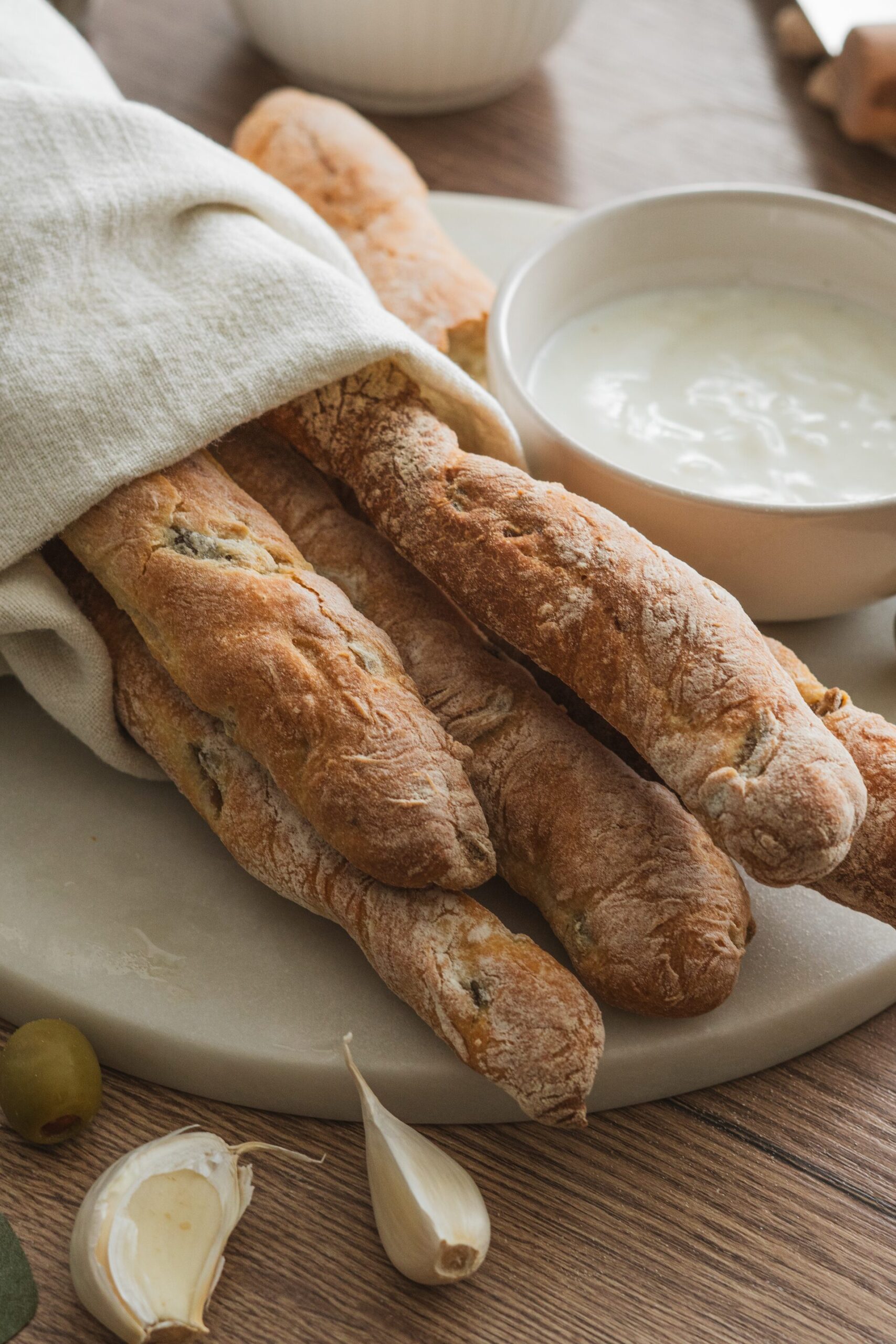 Dom&aacute;ce tyčinky s cesnakov&yacute;m dipom, Dom&aacute;ce tyčinky s cesnakov&yacute;m dipom