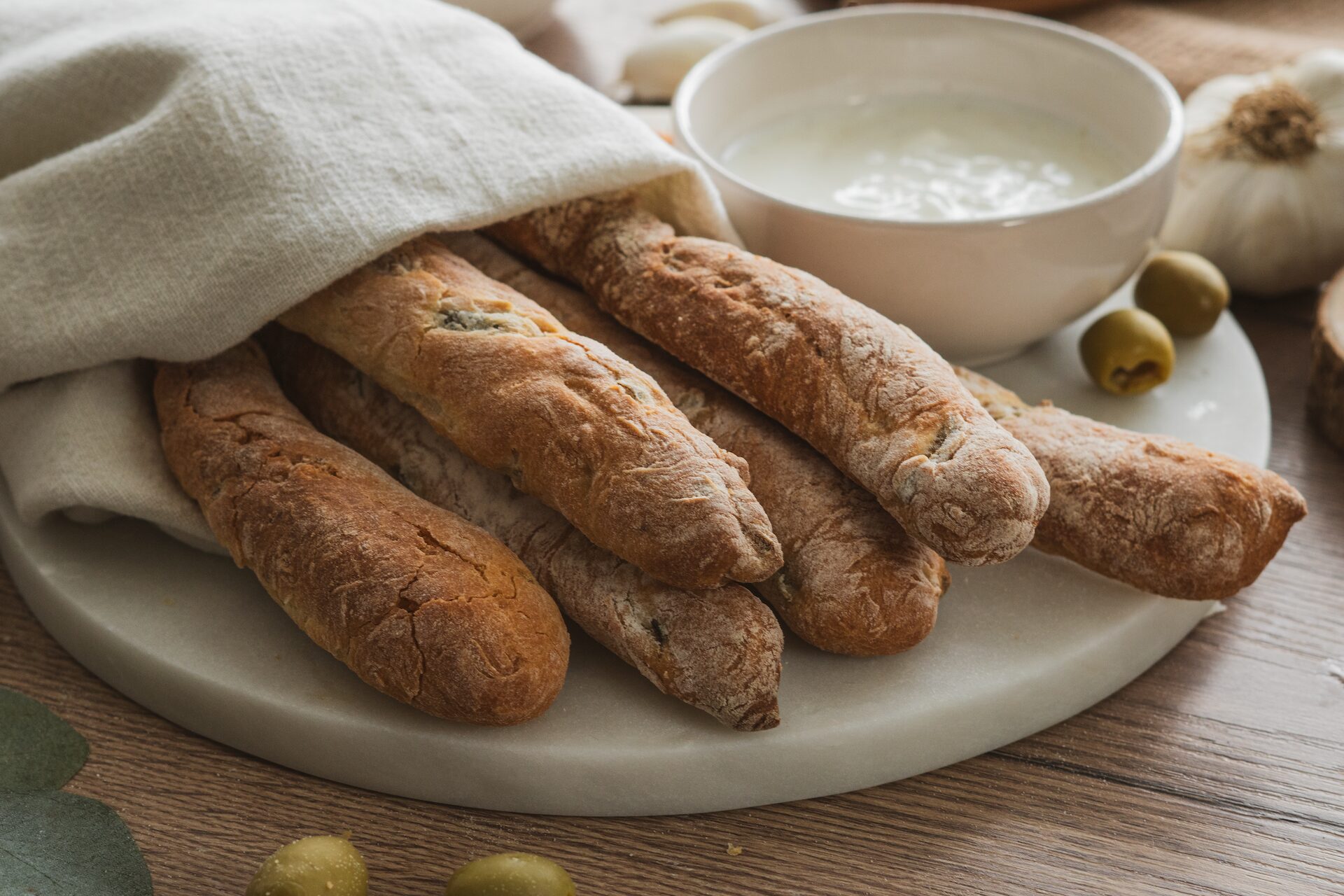 Dom&aacute;ce tyčinky s cesnakov&yacute;m dipom, Dom&aacute;ce tyčinky s cesnakov&yacute;m dipom