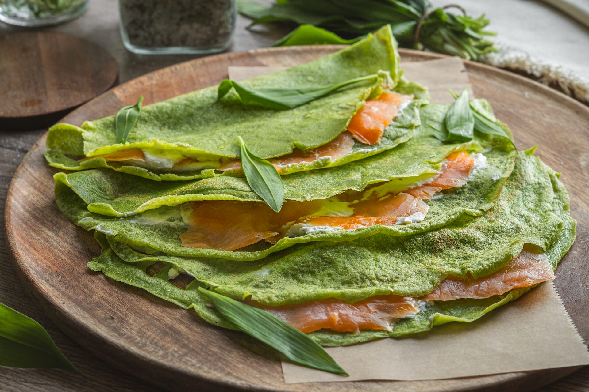 Palacinky s medved&iacute;m cesnakom, Palacinky s medved&iacute;m cesnakom, lososom a kr&eacute;mov&yacute;m syrom