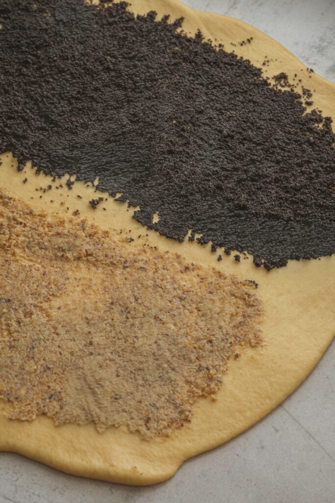 , Veľkonočn&yacute; veniec z kysnut&eacute;ho cesta s makovou a orechovou plnkou