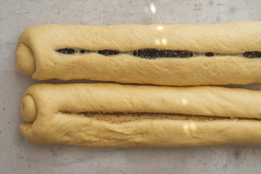 , Veľkonočn&yacute; veniec z kysnut&eacute;ho cesta s makovou a orechovou plnkou