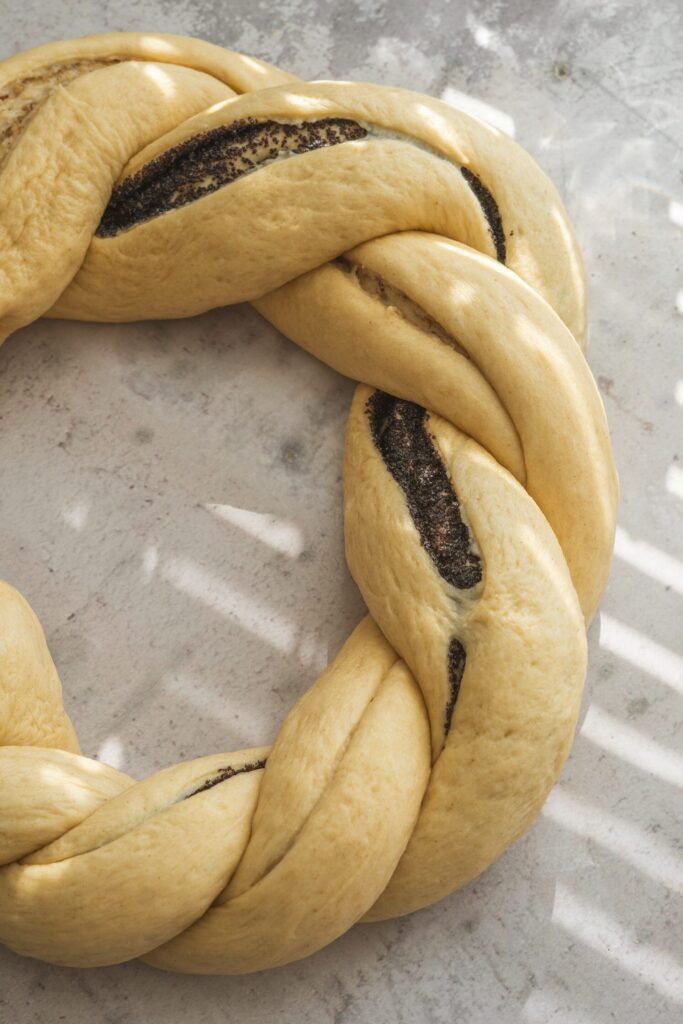 , Veľkonočn&yacute; veniec z kysnut&eacute;ho cesta s makovou a orechovou plnkou