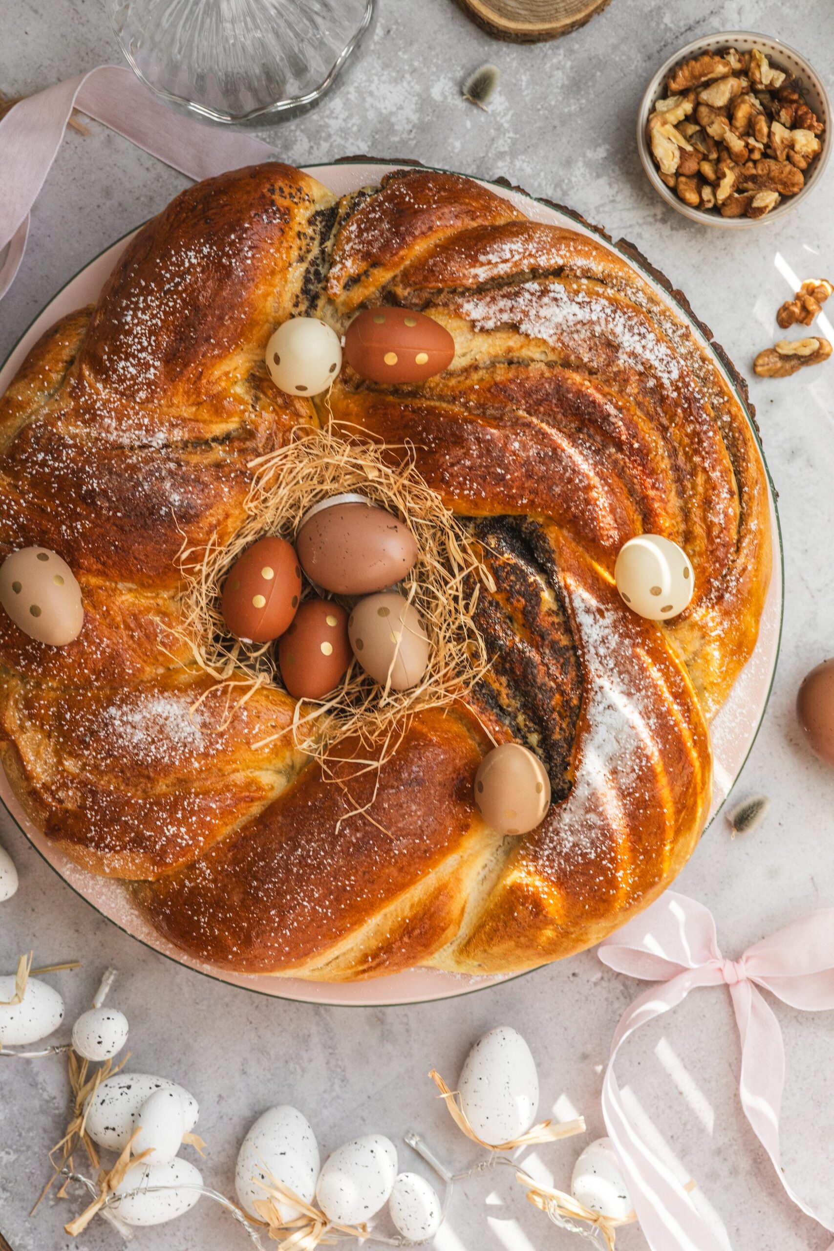 , Veľkonočn&yacute; veniec z kysnut&eacute;ho cesta s makovou a orechovou plnkou