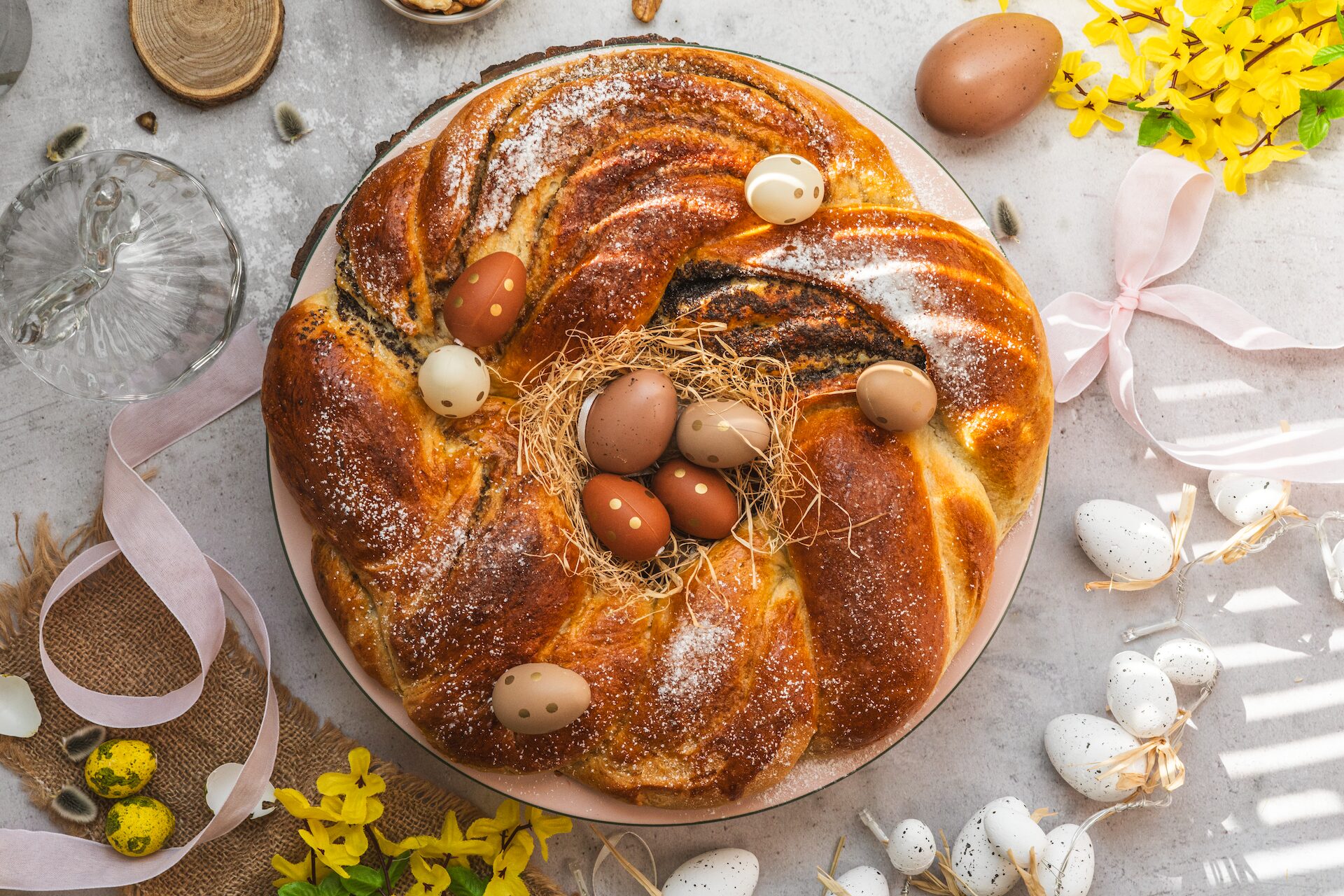 , Veľkonočn&yacute; veniec z kysnut&eacute;ho cesta s makovou a orechovou plnkou