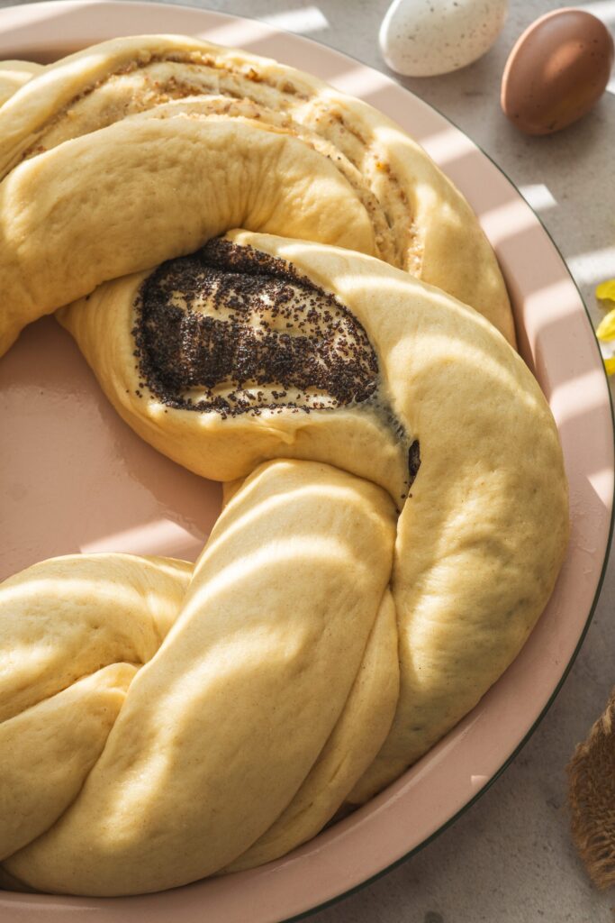 , Veľkonočn&yacute; veniec z kysnut&eacute;ho cesta s makovou a orechovou plnkou