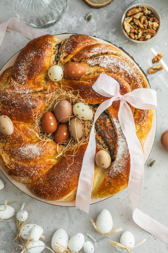, Veľkonočn&yacute; veniec z kysnut&eacute;ho cesta s makovou a orechovou plnkou
