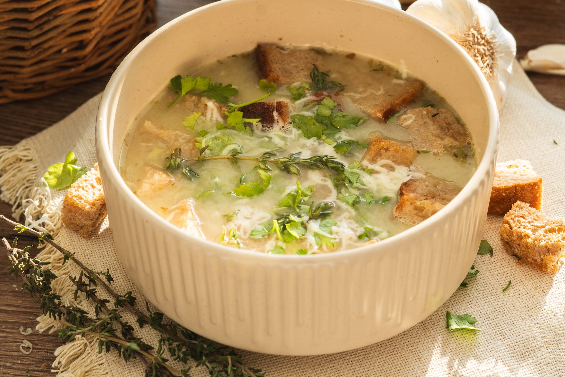 Jemn&aacute; cesnačka s krut&oacute;nmi a tymianom, Jemn&aacute; cesnačka s krut&oacute;nmi a tymianom