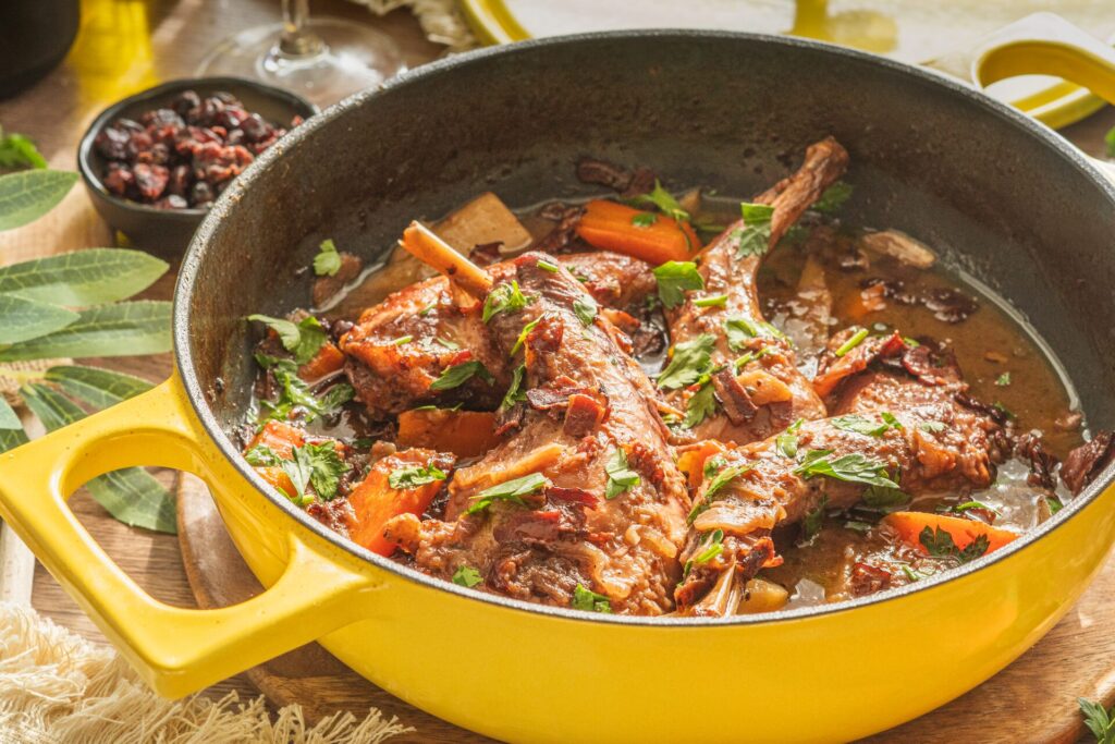 Kr&aacute;lik na v&iacute;ne, Kr&aacute;lik na červenom v&iacute;ne s brusnicami, slaninou a tymianom