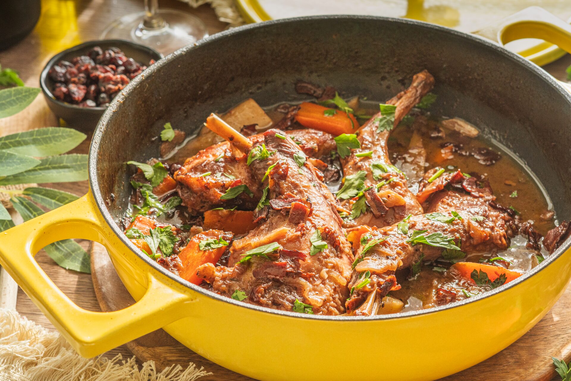 Kr&aacute;lik na v&iacute;ne, Kr&aacute;lik na červenom v&iacute;ne s brusnicami, slaninou a tymianom