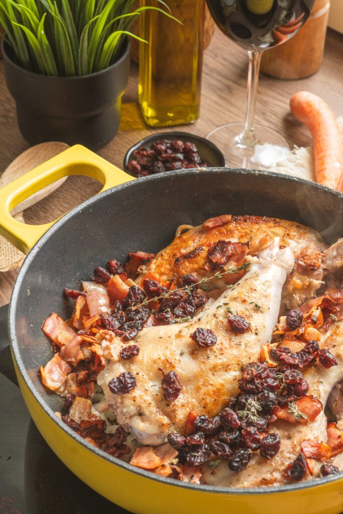 Kr&aacute;lik na v&iacute;ne, Kr&aacute;lik na červenom v&iacute;ne s brusnicami, slaninou a tymianom