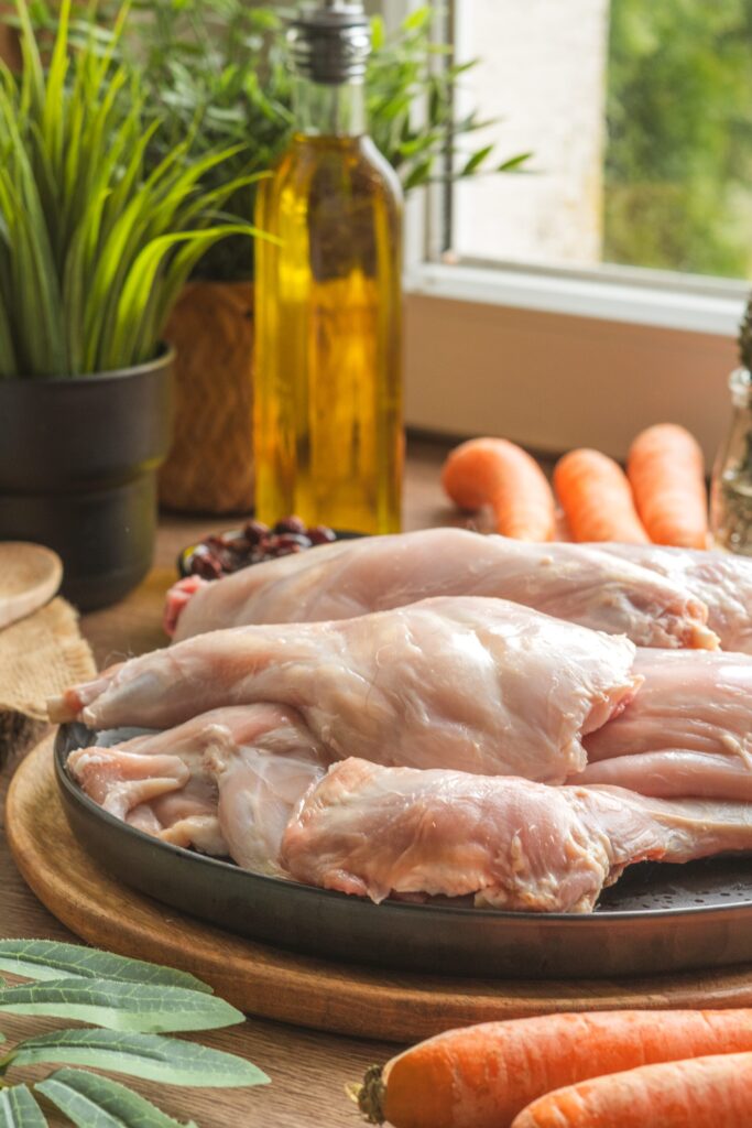 Kr&aacute;lik na v&iacute;ne, Kr&aacute;lik na červenom v&iacute;ne s brusnicami, slaninou a tymianom