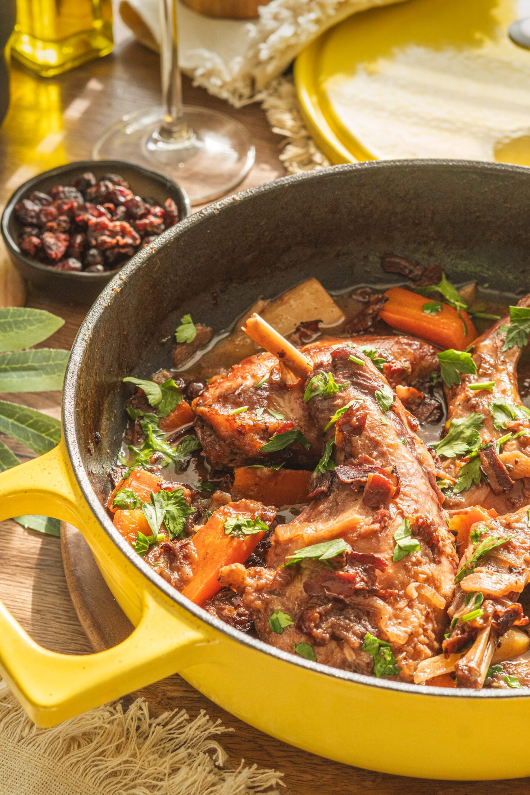 Kr&aacute;lik na v&iacute;ne, Kr&aacute;lik na červenom v&iacute;ne s brusnicami, slaninou a tymianom