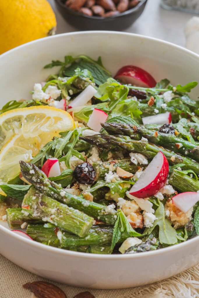 &Scaron;pargľov&yacute; &scaron;al&aacute;t s fetou a mandľami, &Scaron;pargľov&yacute; &scaron;al&aacute;t s fetou a mandľami