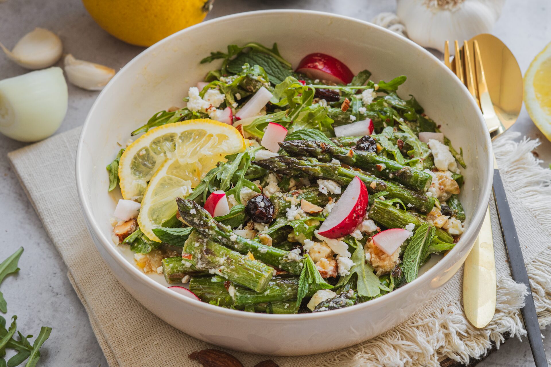 &Scaron;pargľov&yacute; &scaron;al&aacute;t s fetou a mandľami, &Scaron;pargľov&yacute; &scaron;al&aacute;t s fetou a mandľami