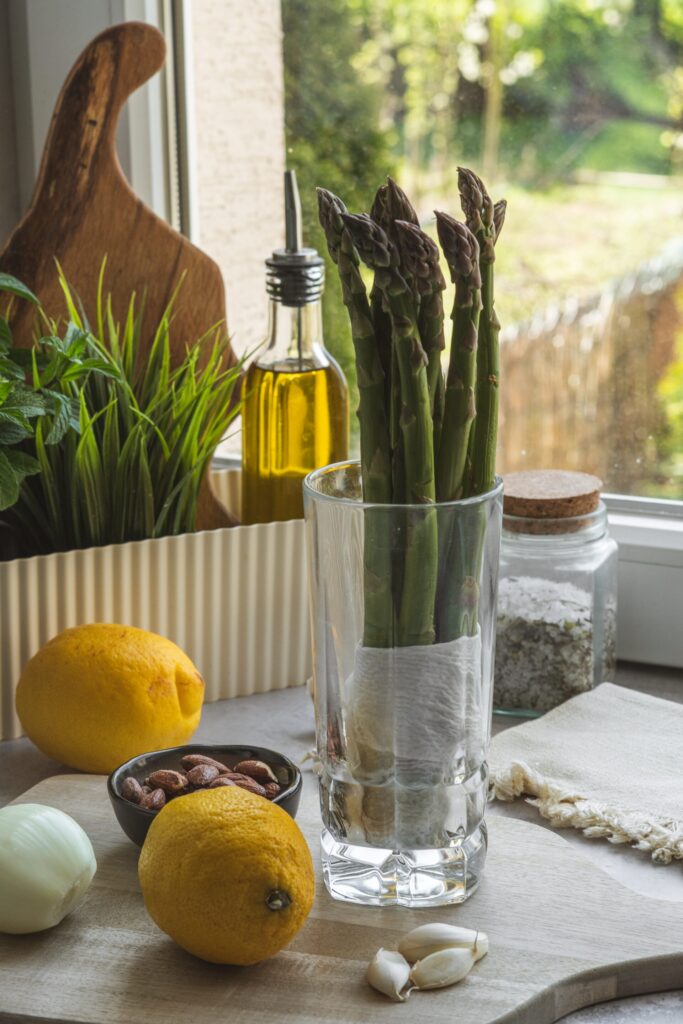 &Scaron;pargľov&yacute; &scaron;al&aacute;t s fetou a mandľami, &Scaron;pargľov&yacute; &scaron;al&aacute;t s fetou a mandľami