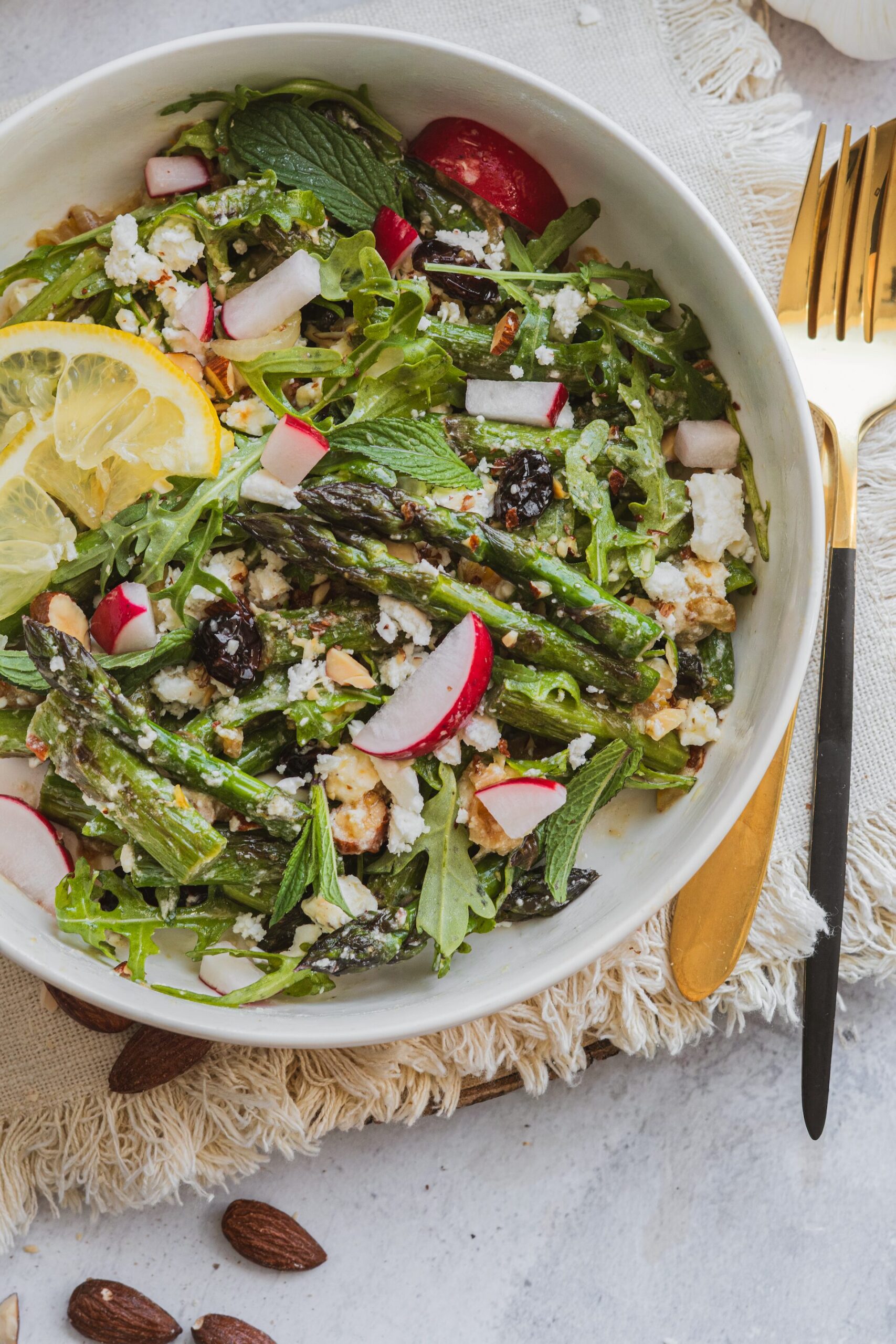 &Scaron;pargľov&yacute; &scaron;al&aacute;t s fetou a mandľami, &Scaron;pargľov&yacute; &scaron;al&aacute;t s fetou a mandľami